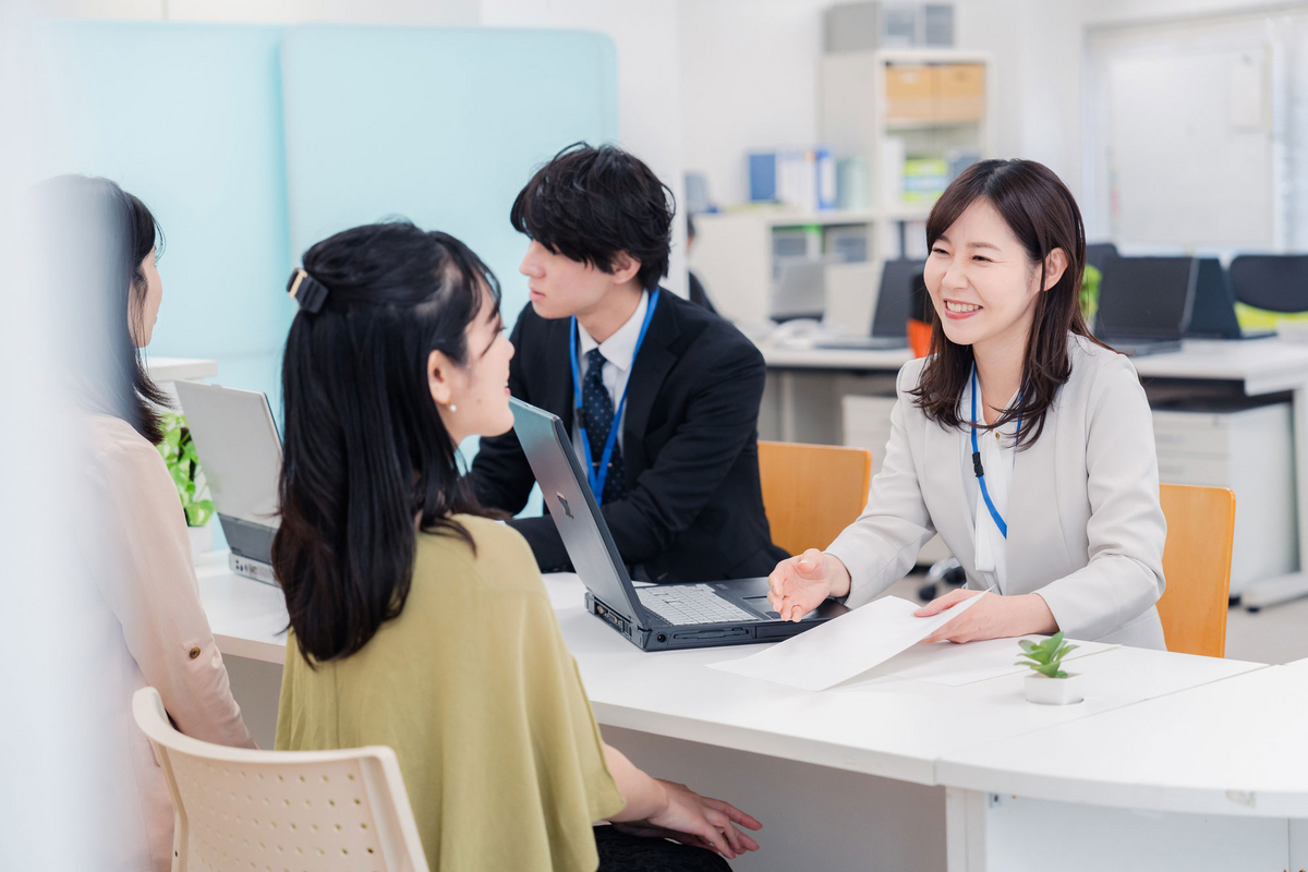 不動産会社で相談する女性