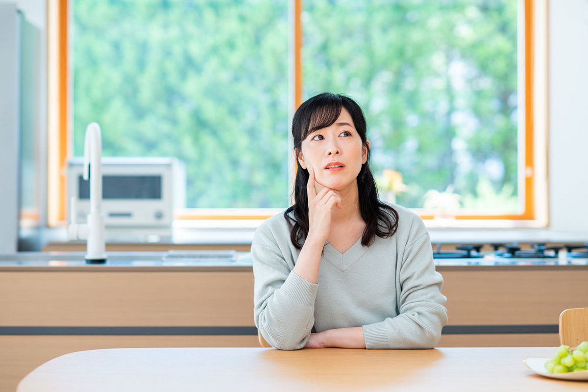 ホームステージングを検討中の女性