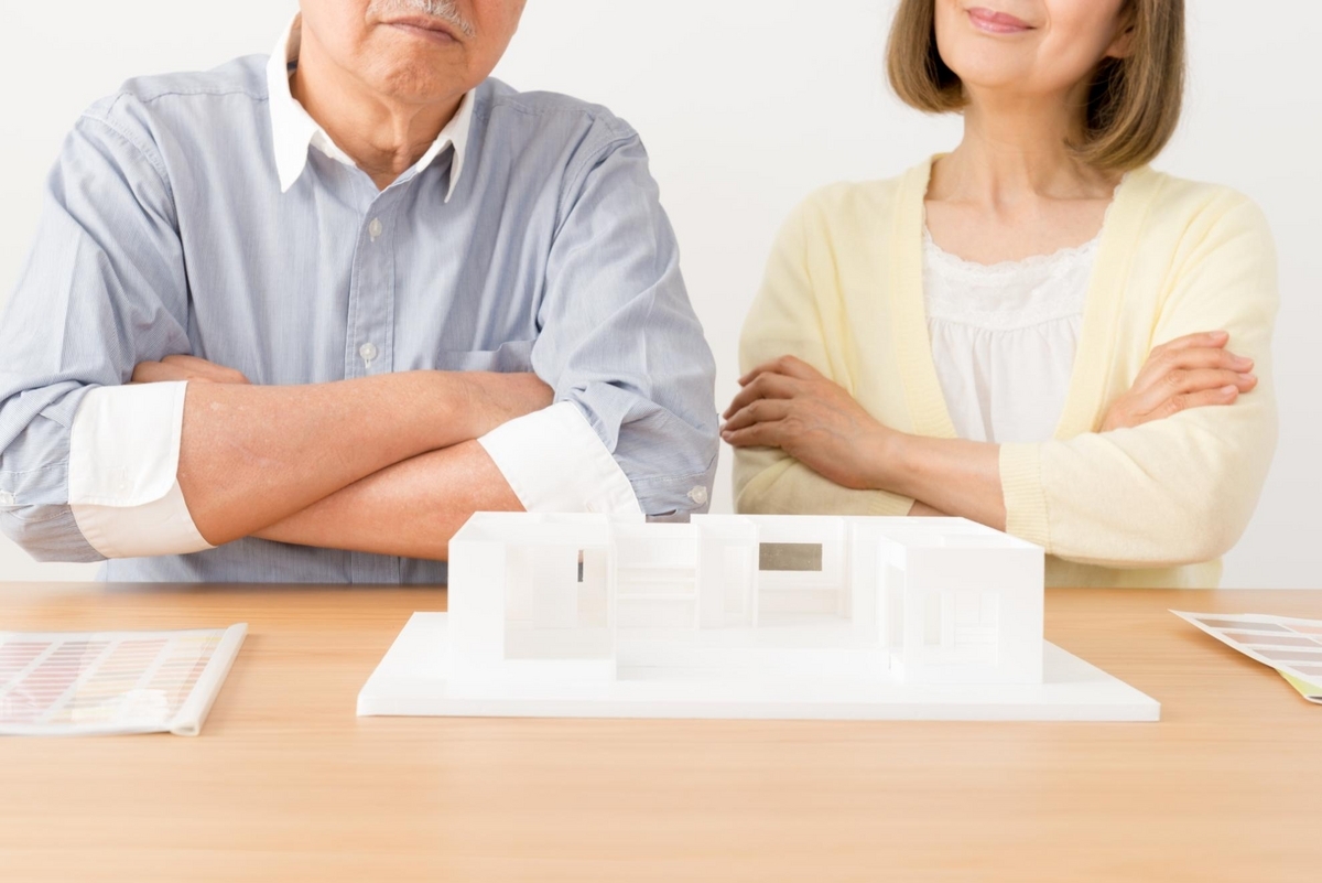 住み替えを悩む夫婦のイメージ