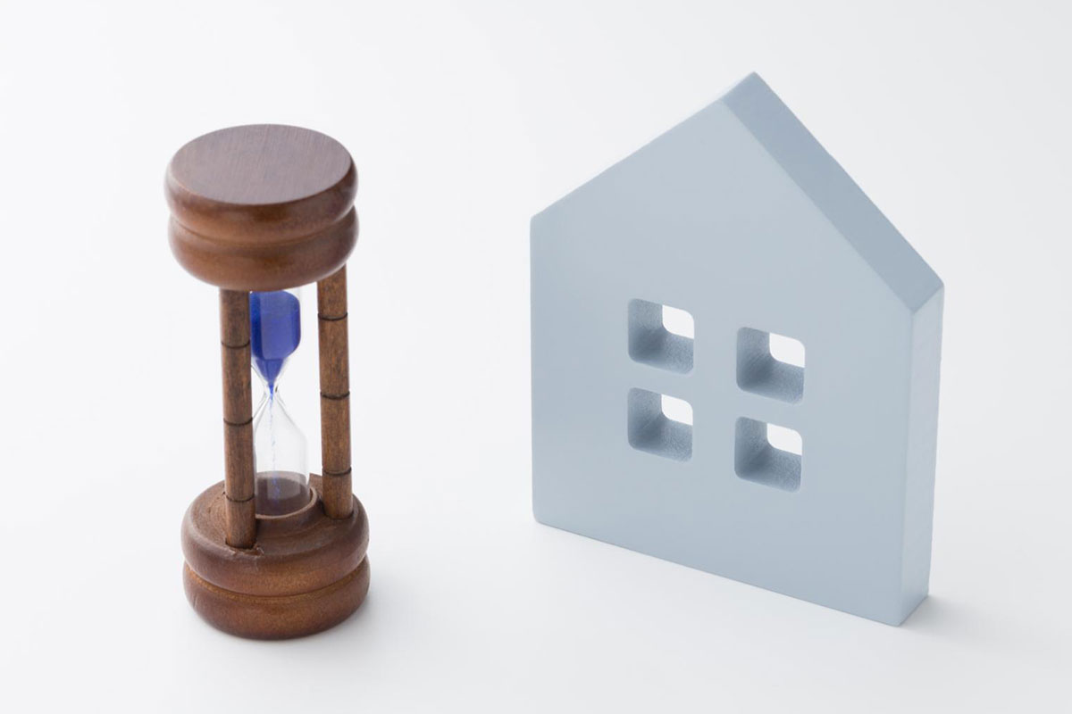 住宅と砂時計のイメージ