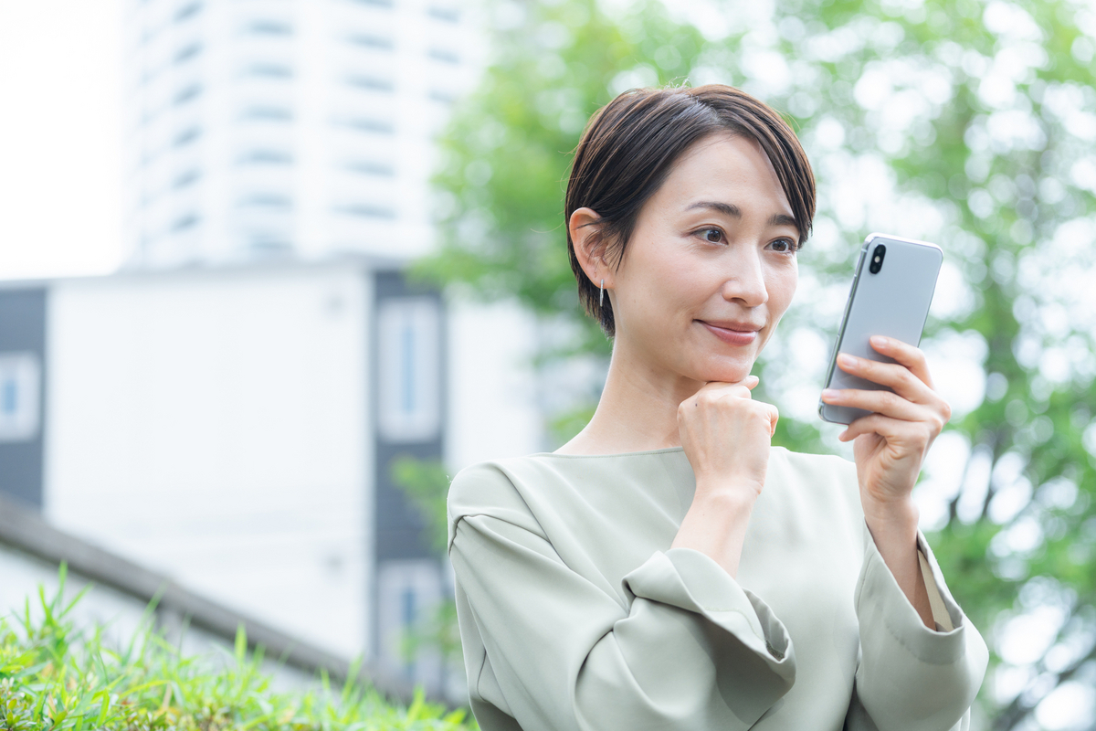 スマホを使う女性
