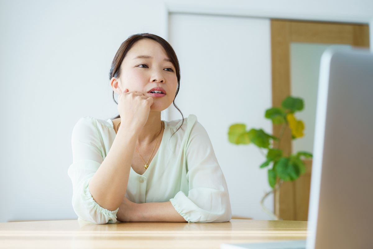 売却に悩む女性