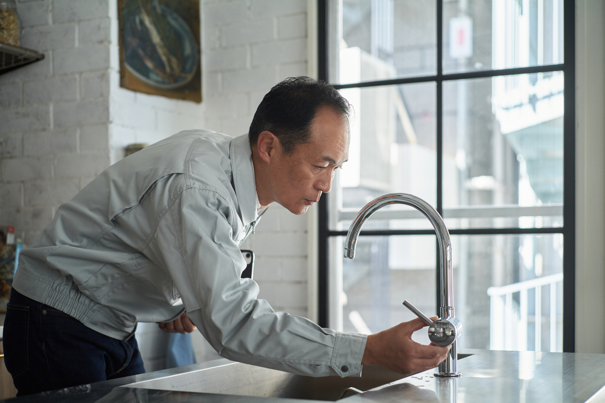 建物の調査をする人の写真