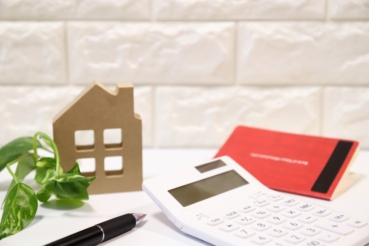 家と土地の模型と通帳の写真