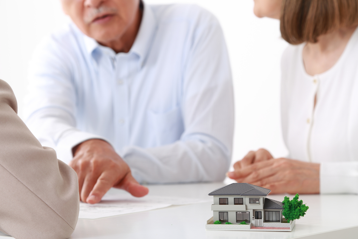 住宅に関して話し合うシニアの画像