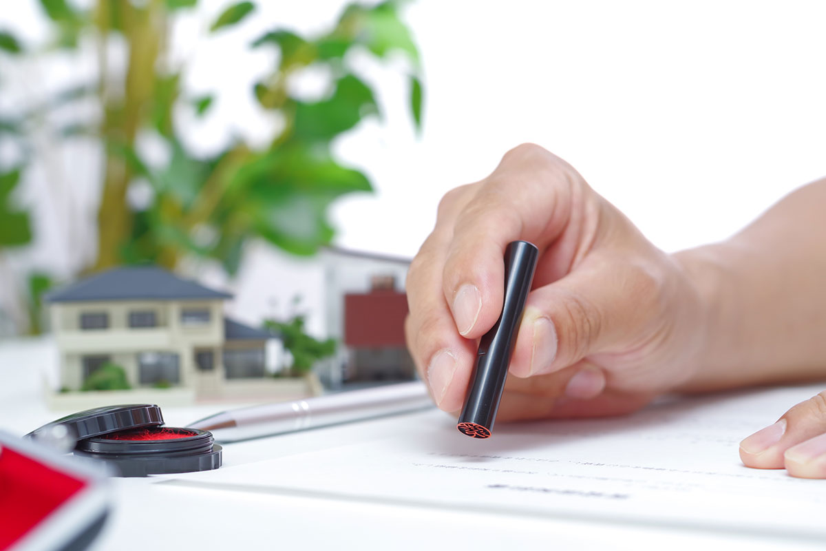 書類に捺印をする人