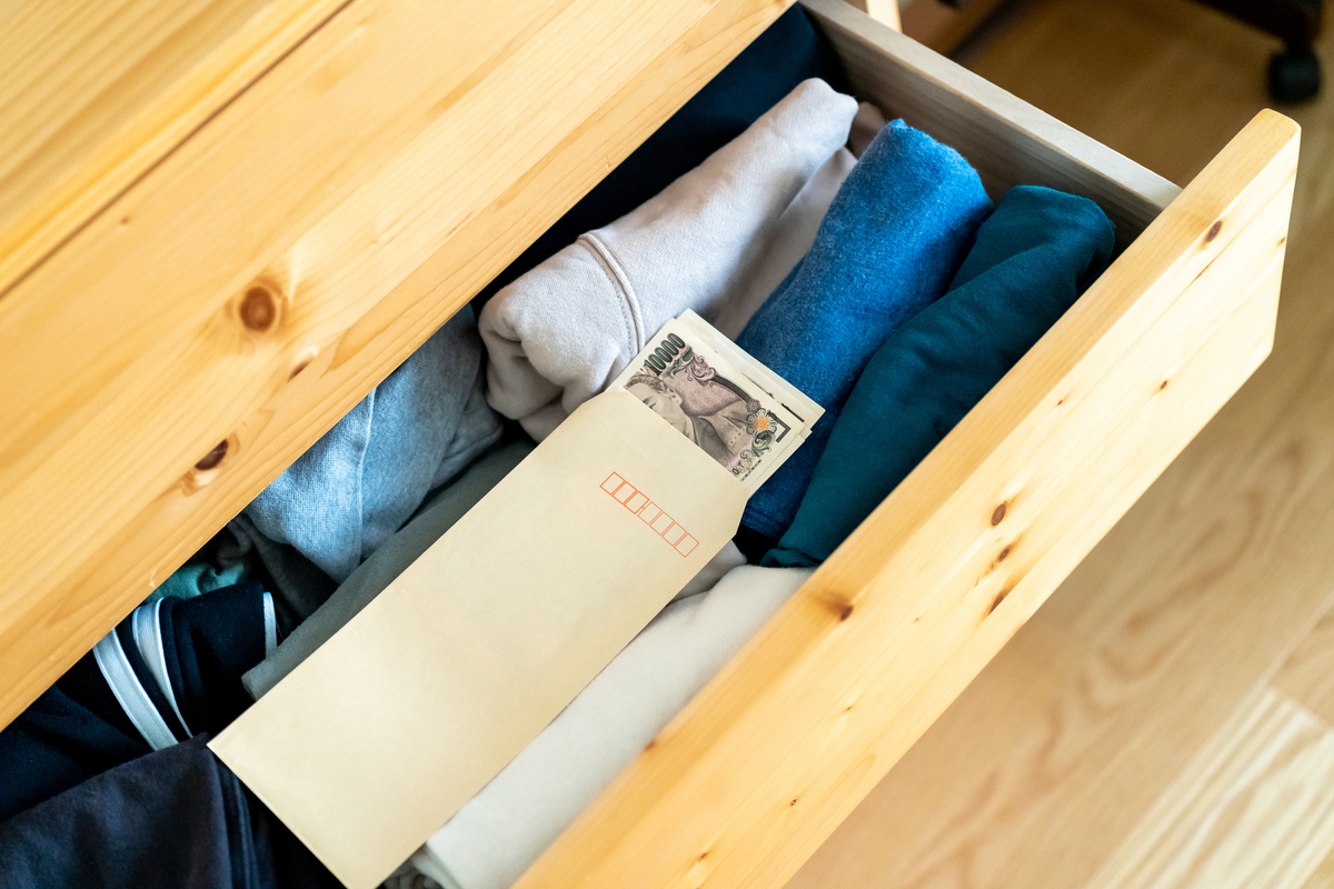 現金を自宅で保管する画像