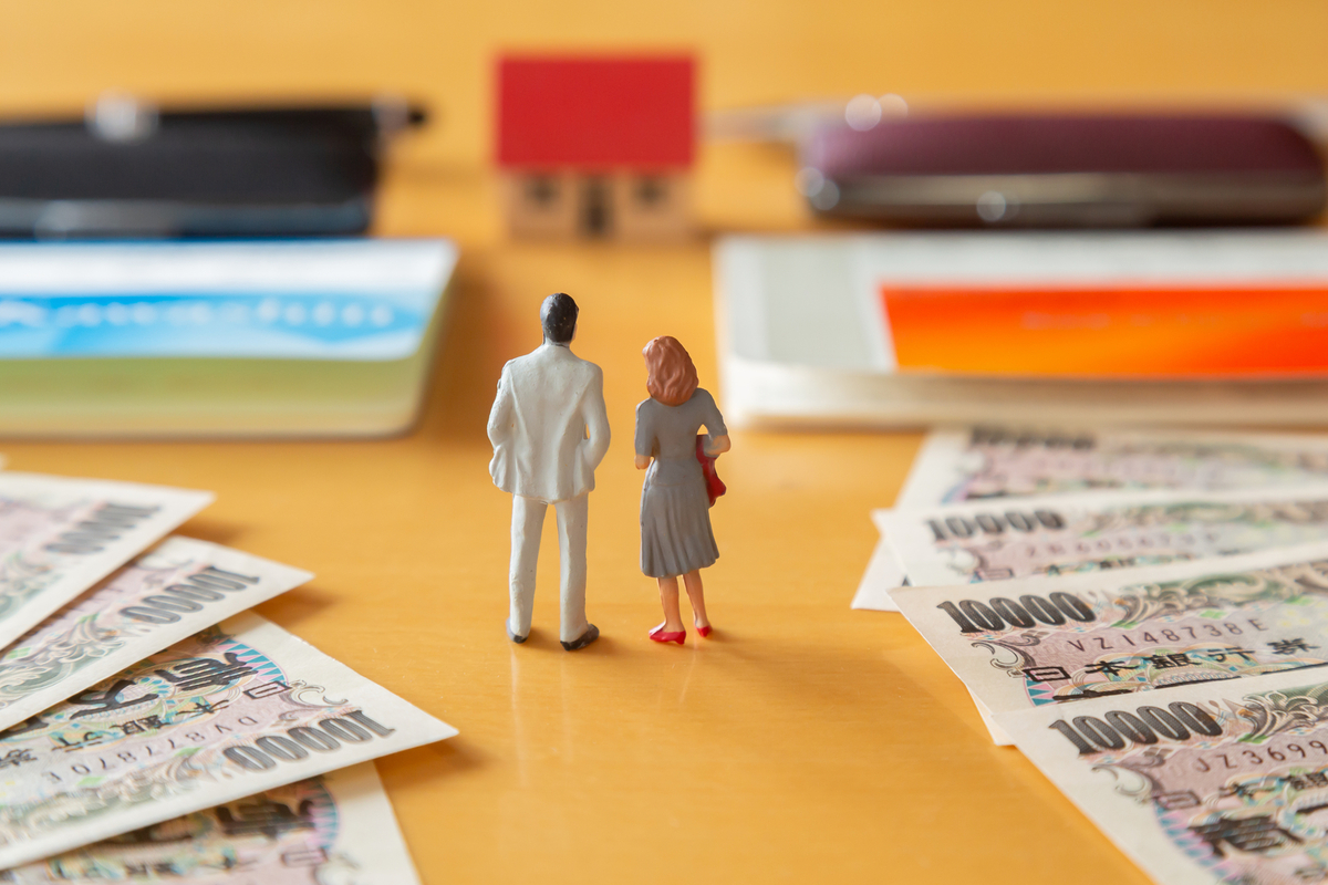 共有名義のマイホームを売却した夫婦のイメージ