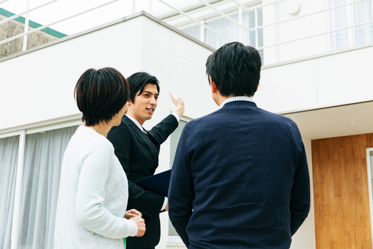 物件を見学する不動産の買主のイメージ