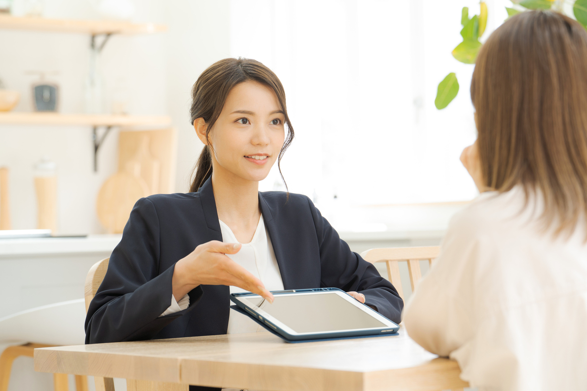 住み替えの相談に乗る不動産会社のイメージ