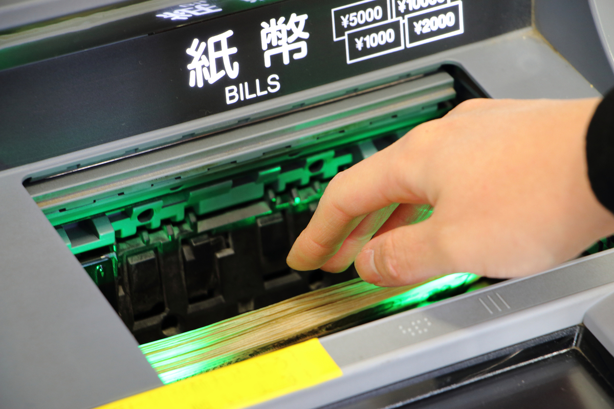 現金を振り込んでいる様子