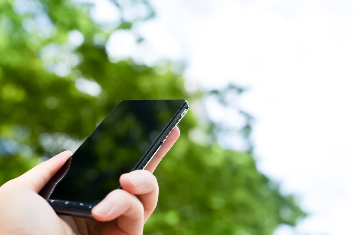 外出先でスマートフォンを使用するイメージ
