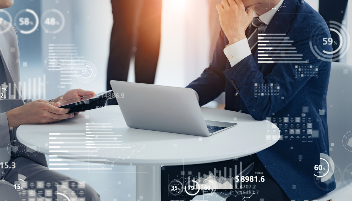 AI不動産査定を人々が利用しているイメージ