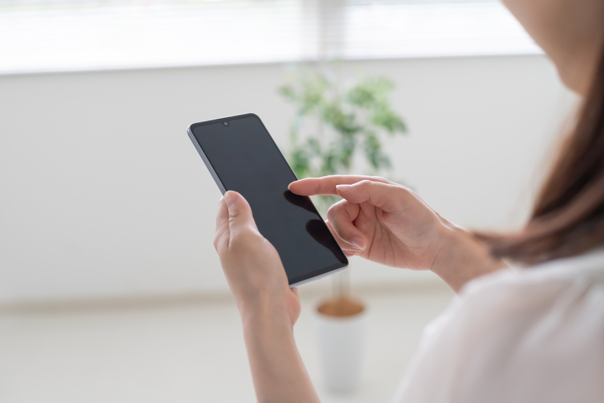 AI不動産査定をスマホから利用している人のイメージ