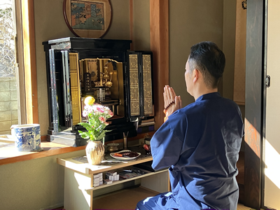処分前に自宅で読経を執り行っている様子