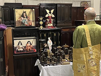 お念仏堂ご本尊前にて仏壇や位牌を供養している様子