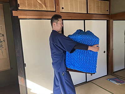 仏壇を自宅から搬出している様子