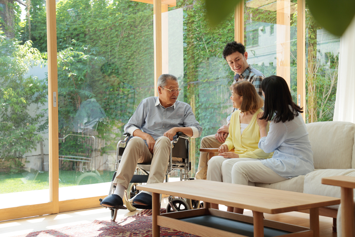 実家の売却について検討する親子のイメージ