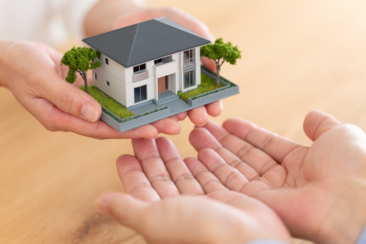 マイホームを手渡しているイメージ