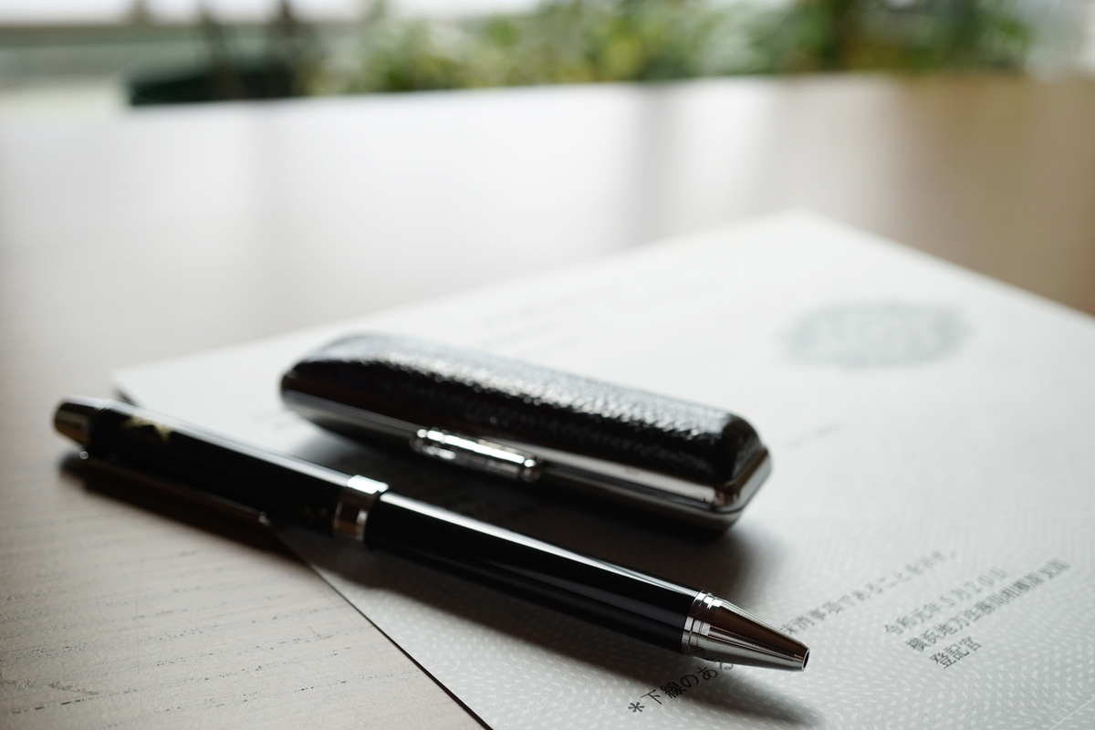 夫名義の持ち家に妻が住み続けるために必要な手続き・費用は？