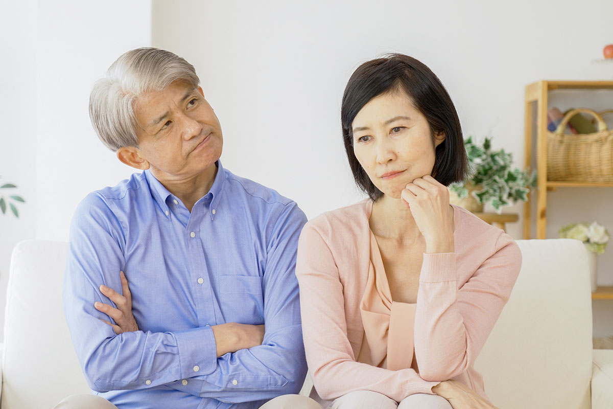 家の相続で悩む家族のイメージ
