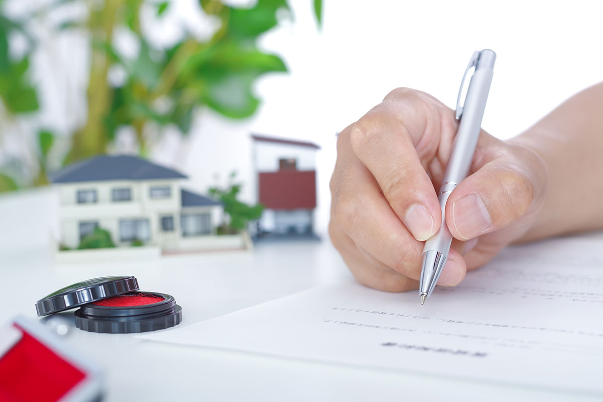 売買契約書に署名捺印をするイメージ