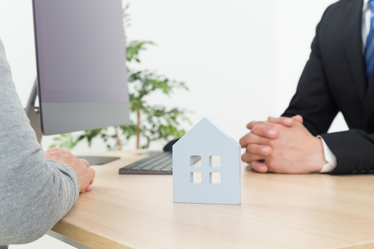 不動産仲介会社の担当者との話し合いのイメージ