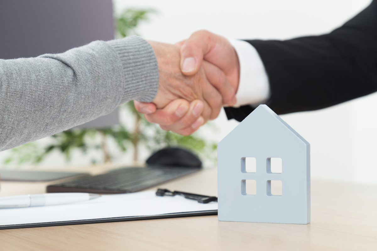 家を売るとき、不動産会社に相談するイメージ