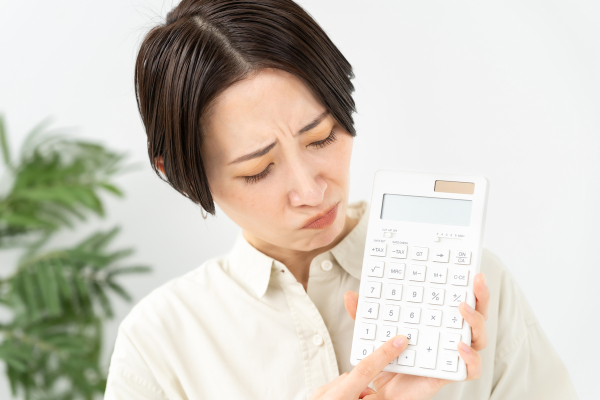 経費に計上できずにがっかりしている人のイメージ