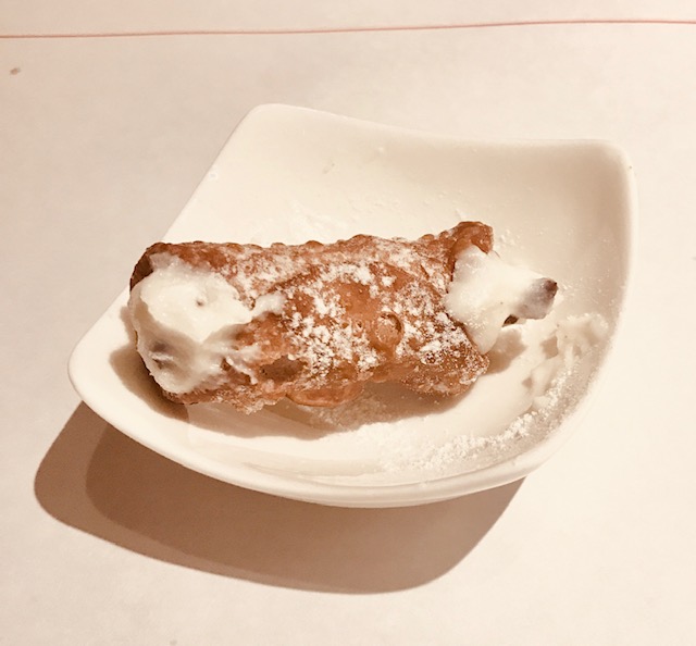 白い皿にカンノーロ１個