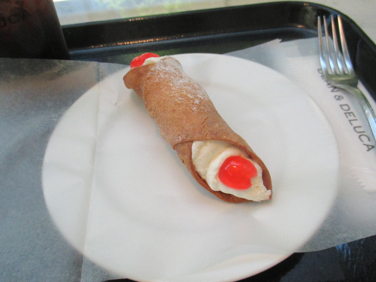 白い皿にカンノーロ１個