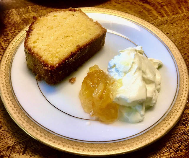 白い器にケーキとリコッタ