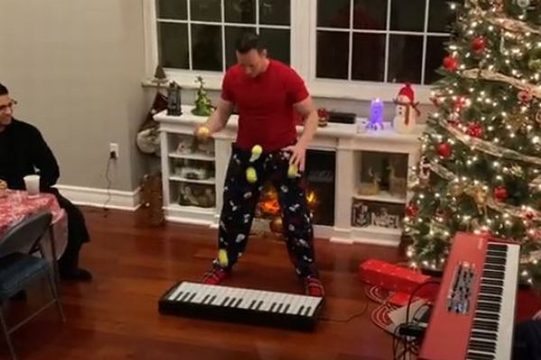 まさに神業 ボールを操り クリスマス ソングを演奏する男性が凄すぎる Switch News
