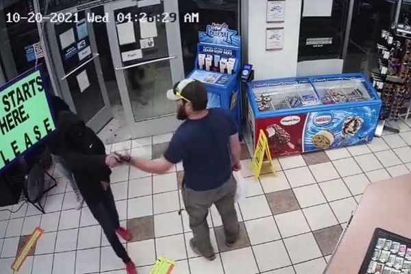 まるで映画のよう 元海兵隊員が素早い動きで 強盗から銃を奪う 動画 Switch News まるで映画のよう 元海兵隊員が素早い動きで 強盗から銃を奪う 動画 Switch News