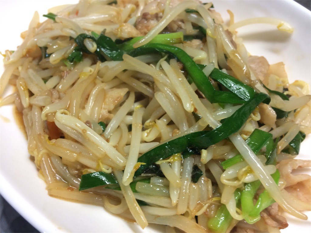 モヤシ炒めできました。ニンニク醤油ベース。