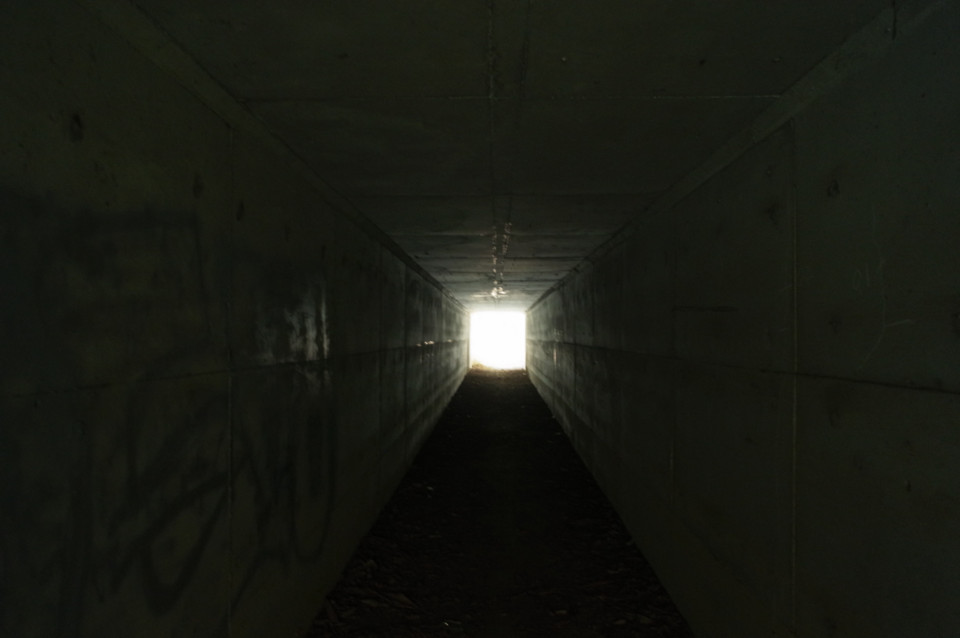 途中の高速道路下トンネル