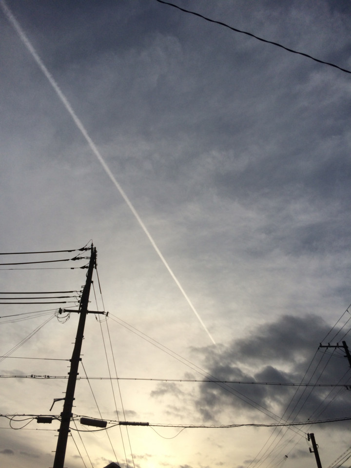 黄昏の飛行機雲