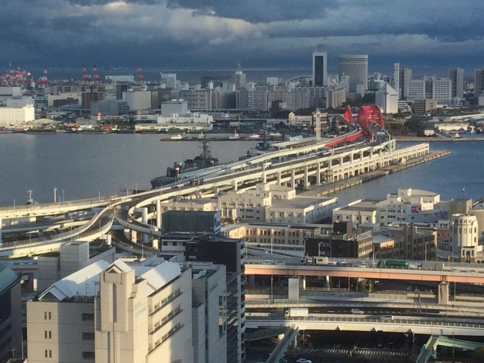 護衛艦が停泊する神戸港