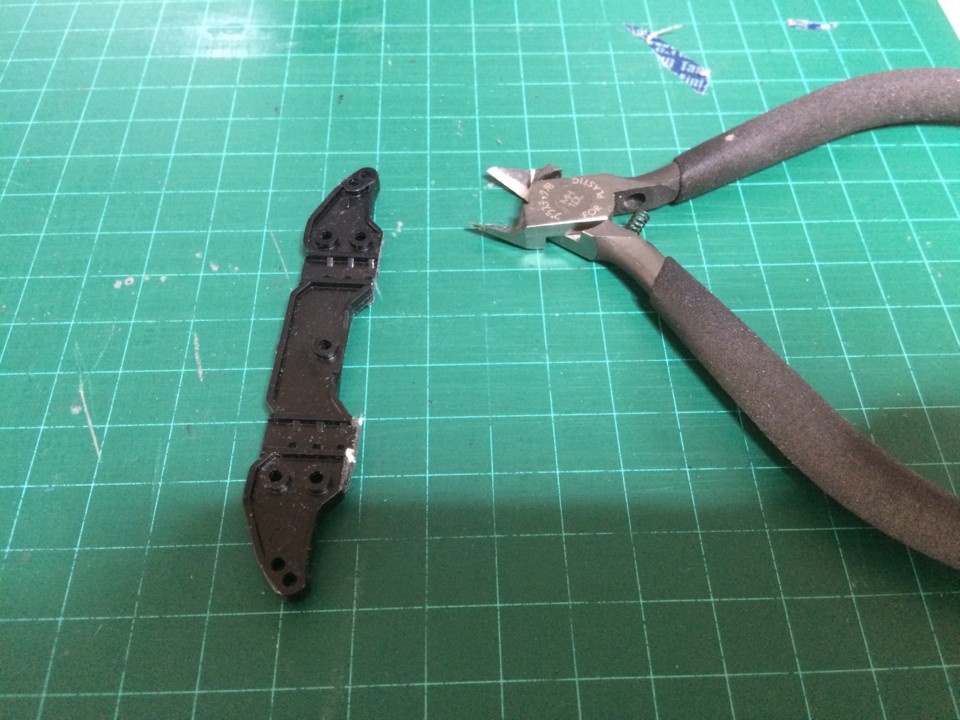 切り取りはカッターのこが便利