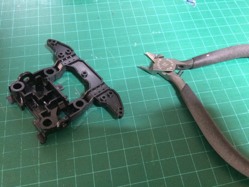 T01ユニットのバンパーを切ります