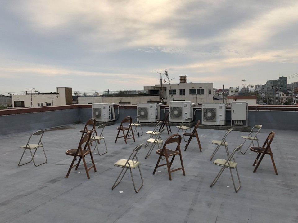 パイプ椅子群 パイプ椅子群