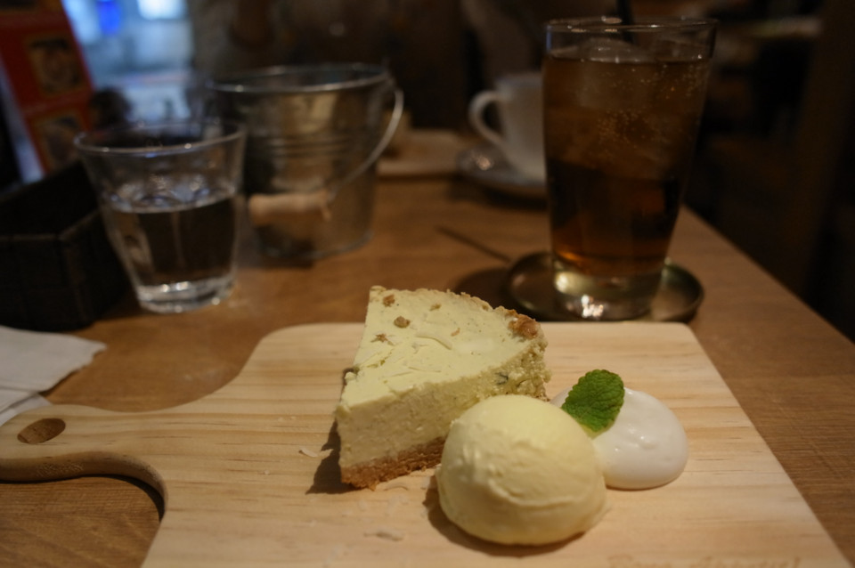 ある日の夕食デザート。マダムジーナのチーズケーキ。