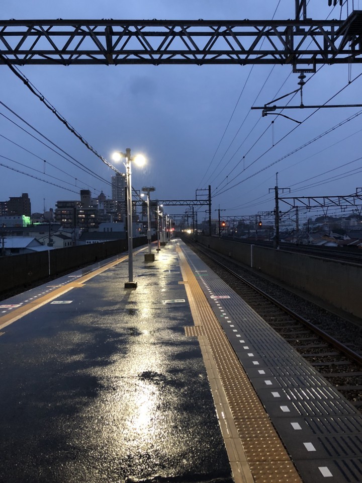 雨のホーム