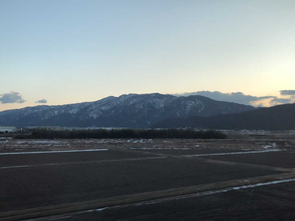 新幹線からみた雪山