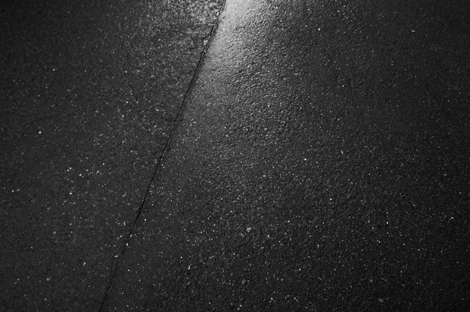 アスファルトタイヤを切りつけながら暗闇走りぬける アスファルトタイヤを切りつけながら暗闇走りぬける