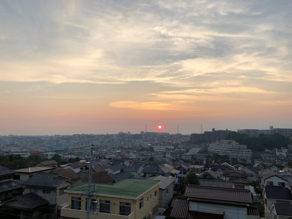 日の沈む町