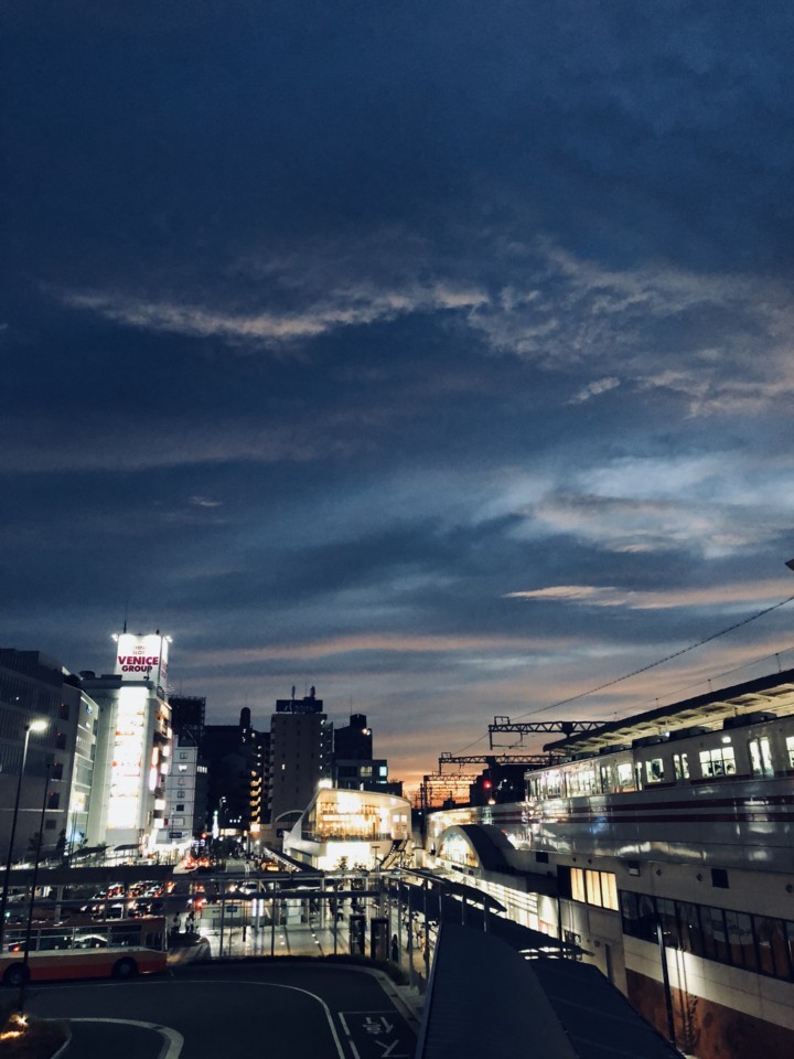 夕方の駅前 夕方の駅前