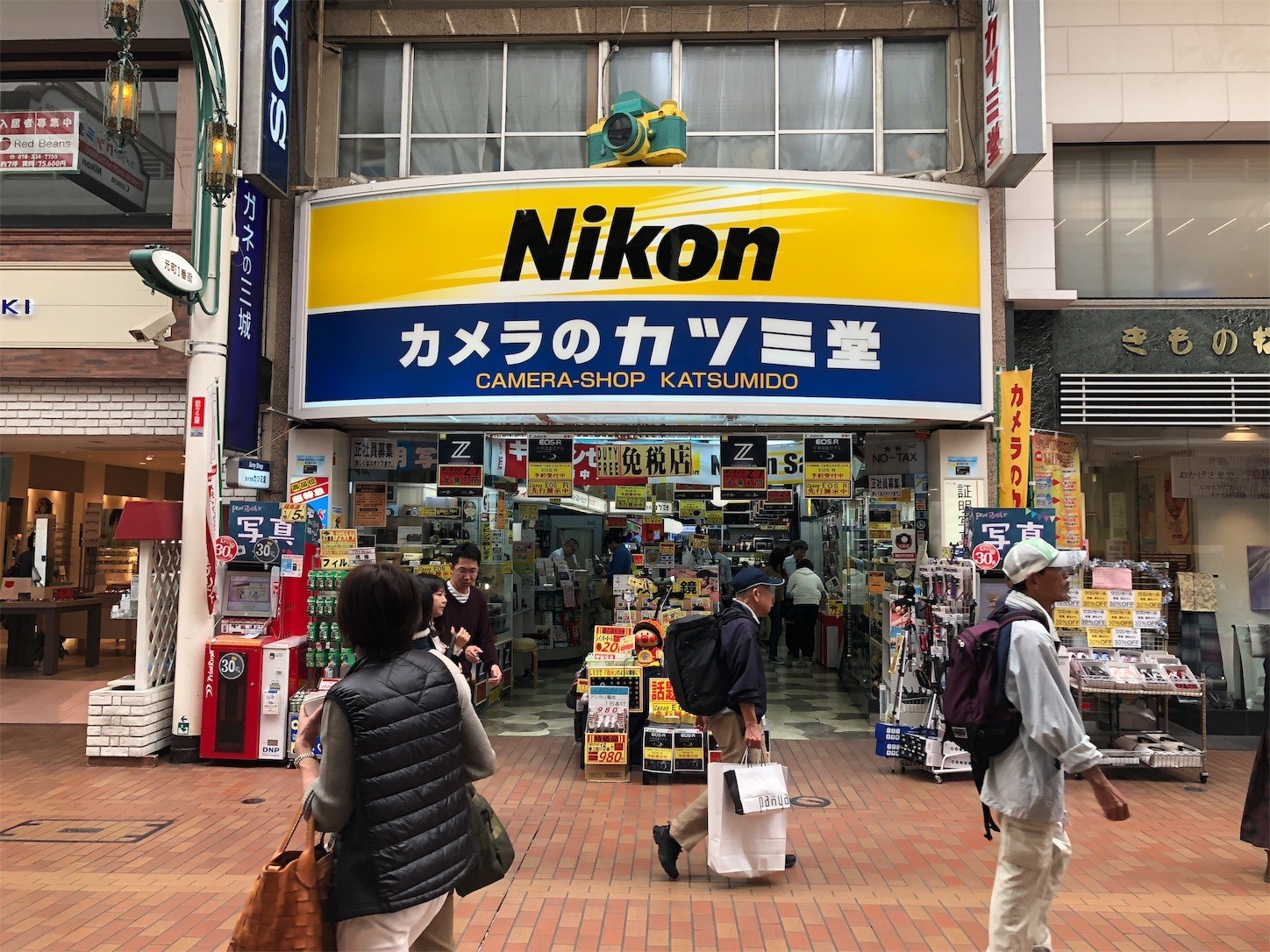 商店街のカメラショップ（iPhone8 Plus）