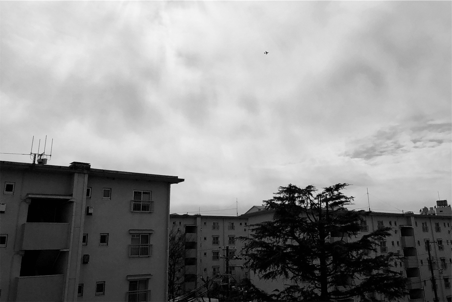 団地の空を行くジェット機 団地の空を行くジェット機