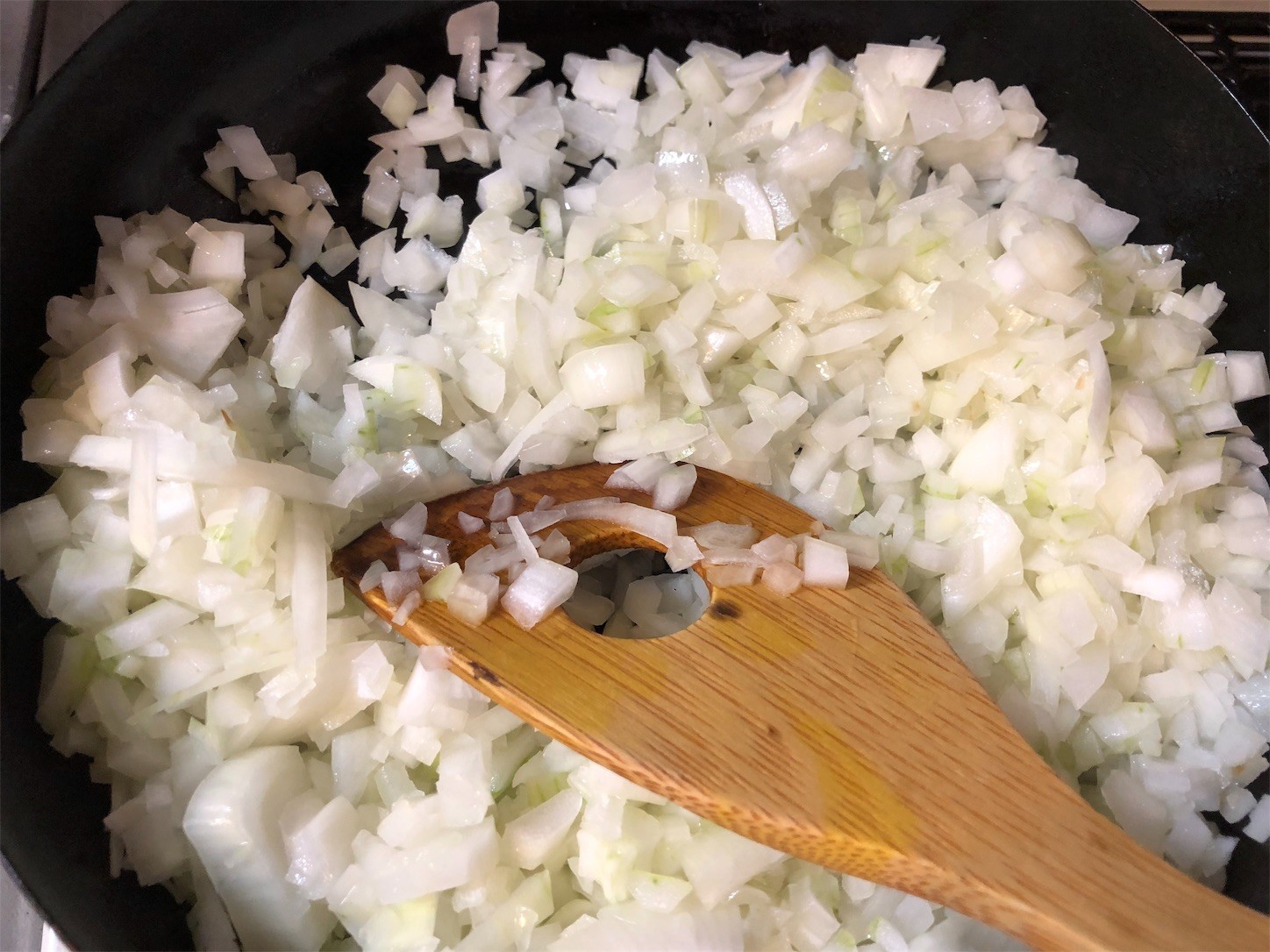 みじん切りしたタマネギを炒めます みじん切りしたタマネギを炒めます